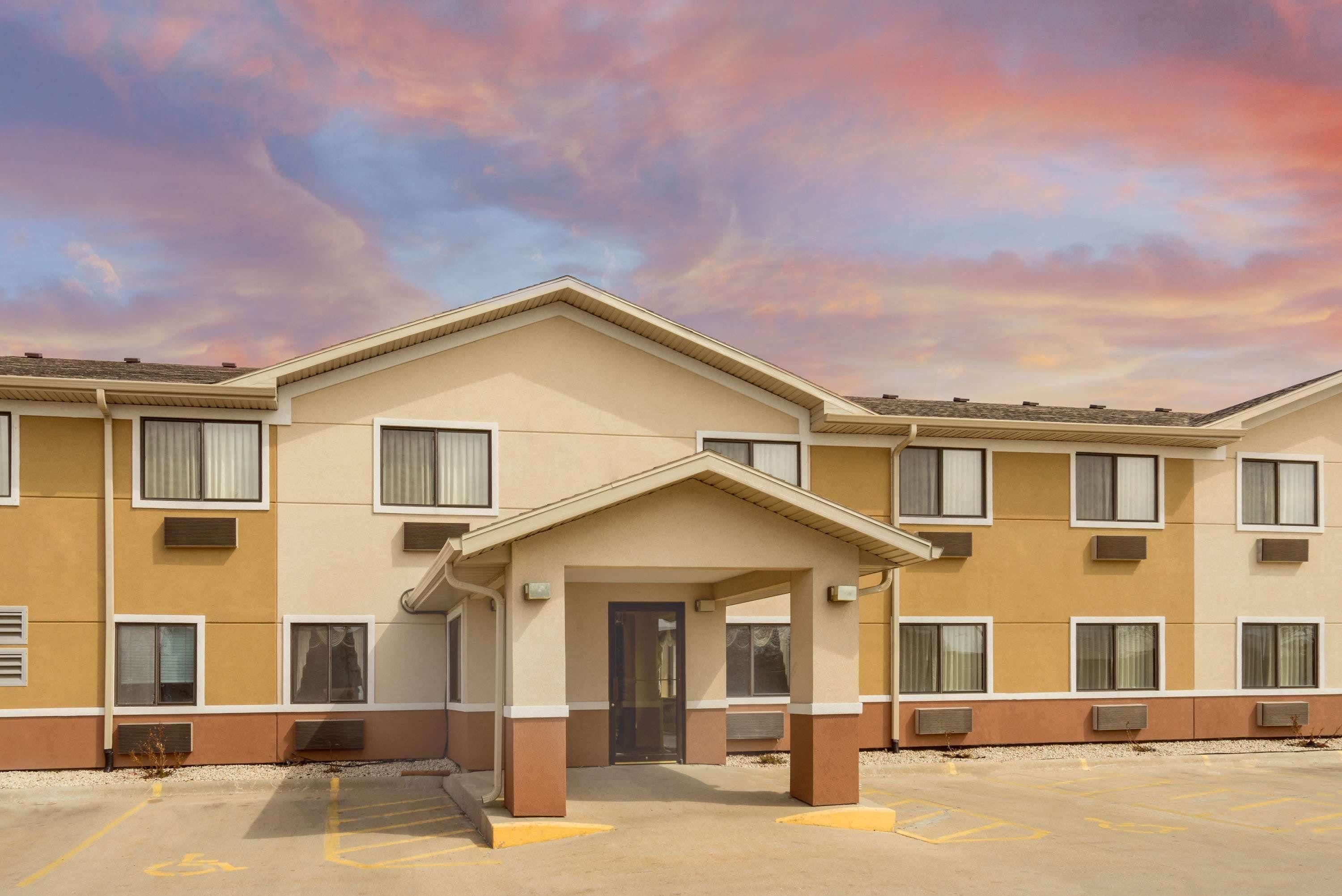 Staying Near Spectrum: 4 Airport Hotels in Fond du Lac Compared