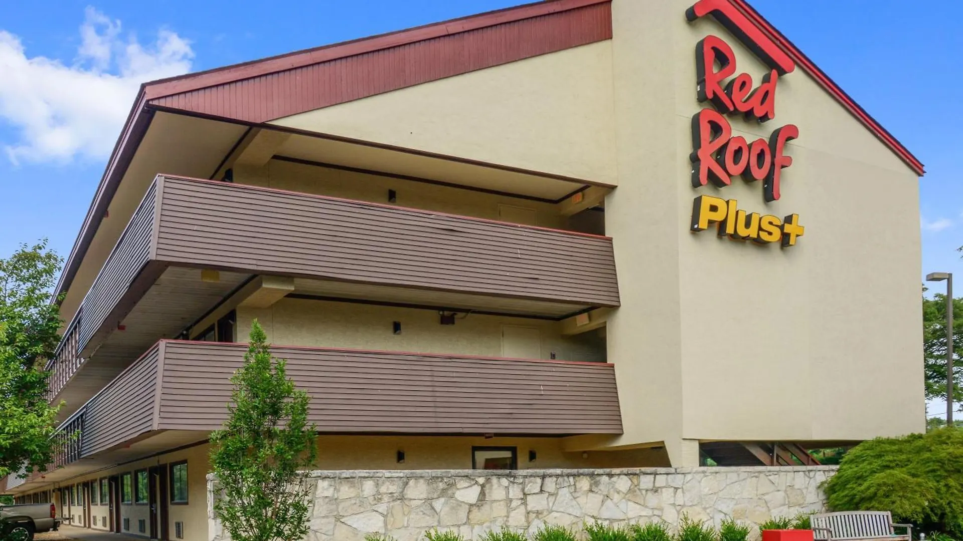 5 Red Roof PLUS+ Hotels in the South Worth Booking
