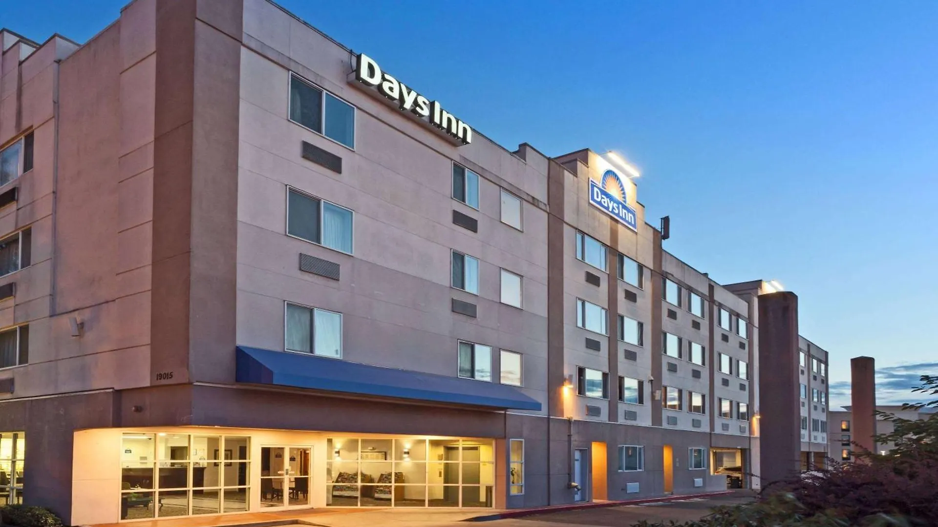 Staying Near Renton Village: 6 Airport Hotels Compared