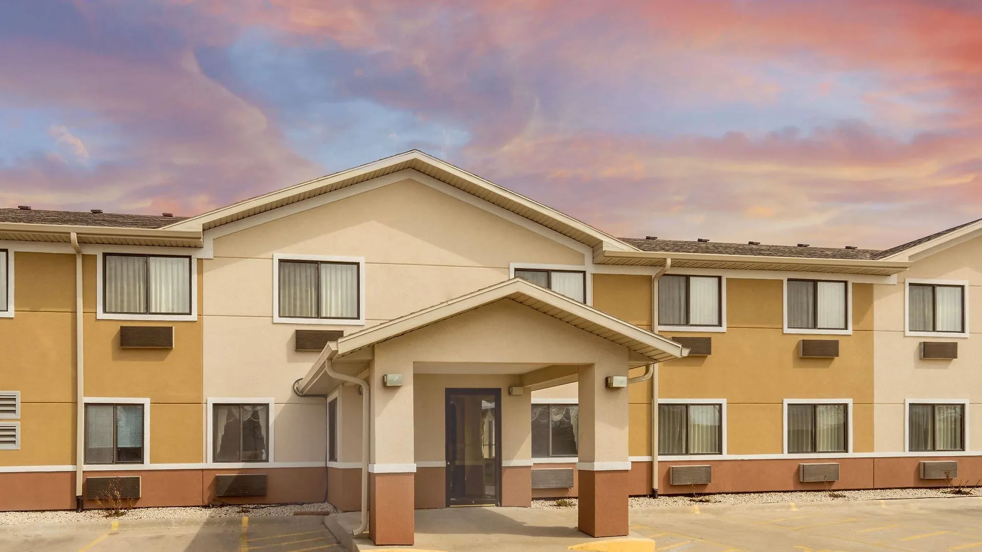 Staying Near Spectrum: 4 Airport Hotels in Fond du Lac Compared