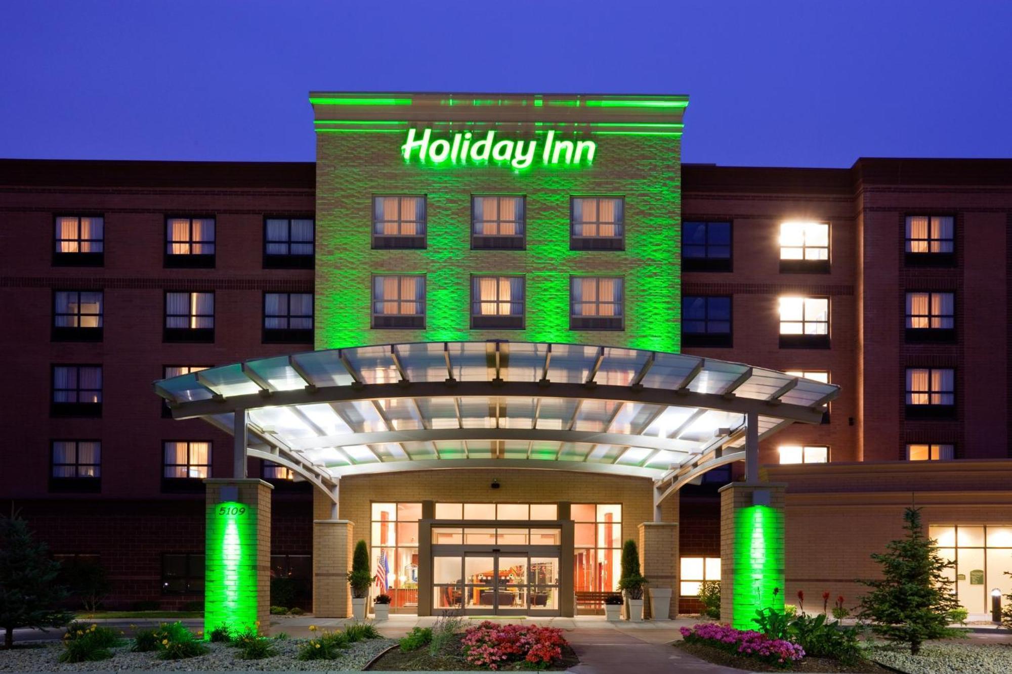 Where to Stay Near American Legion 481: 7 Best Airport Hotels